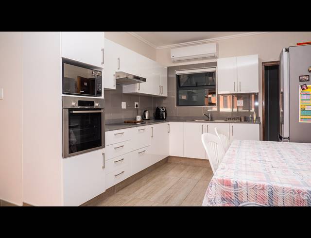 2 BEDROOM APARTMENT FOR SALE IN UMHLANGA RIDGE